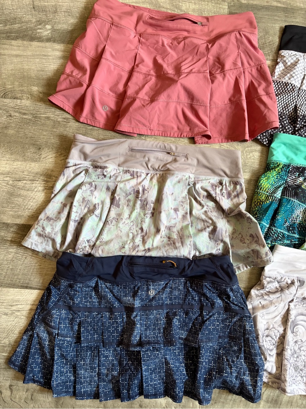 Lululemon Circuit Breaker sz 8 - 4 skirts